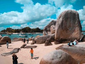 Pesona Batu Berlayar yang Unik di Belitung