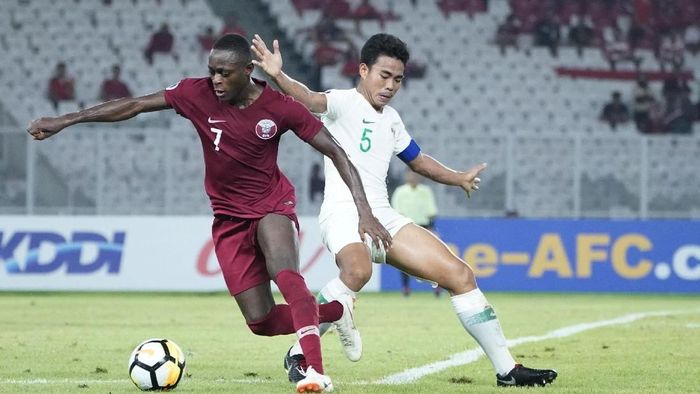 Indra Sjafri menolak menyalahkan Nurhidayat (kanan) usai dikartu merah melawan UEA. (Foto: Robertus Pudyanto/AFC) Indra Sjafri menolak menyalahkan Nurhidayat (kanan) usai dikartu merah melawan UEA. (Foto: Robertus Pudyanto/AFC)