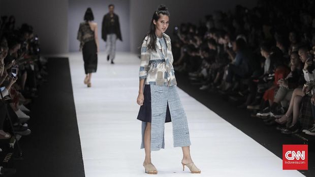 Peragaan busana Novita Yunus dalam Jakarta Fashion Week.