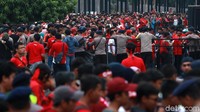Warga antre memasuki Stadion Utama Gelora Bung Karno, Jakarta.