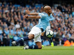 Vincent Kompany terus membentengi pertahanan Manchester City dari serangan para pemain Burnley. Reuters/Darren Staples.