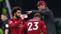 Juergen Klopp memberikan arahan kepada Mohamed Salah dan Xherdan Shaqiri. (Reuters/Hannah McKay).