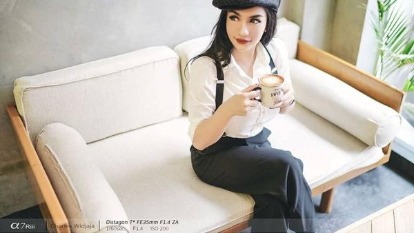 Pose Makan Siva Aprilia, Model yang Dadanya Tersenggol Petarung MMA