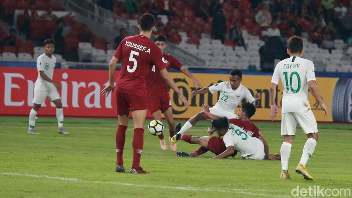 Timnas Indonesia takluk dari Qatar di laga Grup A Piala Asia U-19 2018. (Foto: Ary Saputra/detikcom) Timnas Indonesia takluk dari Qatar di laga Grup A Piala Asia U-19 2018. (Foto: Ary Saputra/detikcom)
