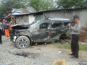 SUV Tertabrak Kereta Api di Surabaya, 3 Orang Tewas