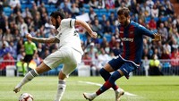 Dalam pertandingan di Santiago Bernabeu, Real Madrid tampil begitu dominan dan agresif saat menghadapi Levante. Namun dominasi itu tak berarti karena pada akhirnya mereka tumbang. Reuters/Susana Vera.