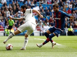 Dalam pertandingan di Santiago Bernabeu, Real Madrid tampil begitu dominan dan agresif saat menghadapi Levante. Namun dominasi itu tak berarti karena pada akhirnya mereka tumbang. Reuters/Susana Vera.
