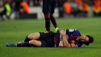 Dalam perebutan bola itu, Messi terjatuh namun salah tumpuan. Lengan kanannya tampak menahan tubuhnya saat terjatuh sehingga membuat sikutnya tertekuk keluar. (Foto: Albert Gea/Reuters)