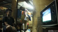 Warga menonton pertandingan Indonesia melawan Qatar di sebuah televisi di Warteg kawasan Jakarta.