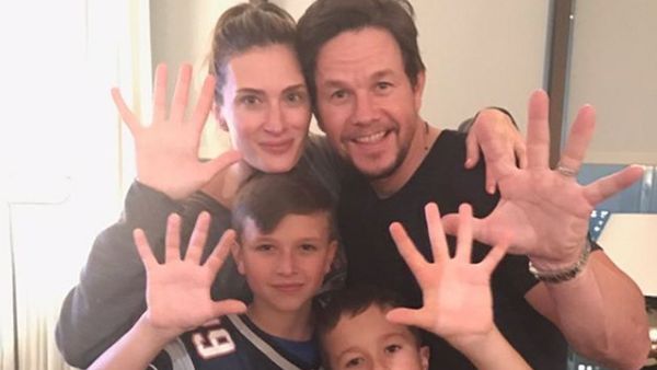 8 Foto Seru Keluarga Aktor Hollywood Mark Wahlberg