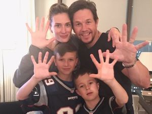 8 Foto Seru Keluarga Aktor Hollywood Mark Wahlberg