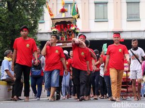 Potret Kemeriahan Kirab Budaya dan Ruwat Bumi di Glodok