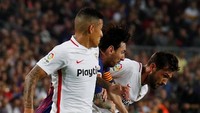 Di menit ke-16, petaka datang kepada Messi. Penyerang berusia 31 tahun itu mengalami cedera usai berduel dengan dua pemain Sevilla, Guilherme Arana dan Franco Vazquez. (Foto: Albert Gea/Reuters)