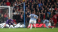 Mohamed Salah membobol gawang Huddersfield di menit ke-24. (Reuters/Hannah McKay).