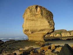 Batu Payung di Lombok Dikabarkan Runtuh