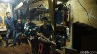 Suporter yang tidak dapat ke stadion dapat mendukung timnas melalui saluran televisi tersebut.