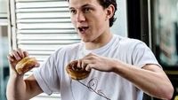Gaya Asyik Tom Holland Saat Makan Donat dan Pizza