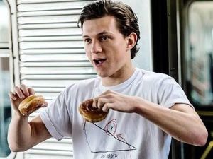 Gaya Asyik Tom Holland Saat Makan Donat dan Pizza