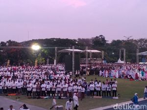 Ribuan Santri Salat Berjamah di Lapangan Gasibu Bandung Ribuan Santri Salat Berjamah di Lapangan Gasibu Bandung