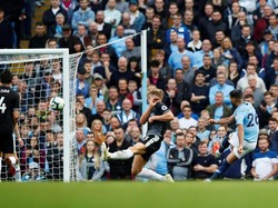 Riyad Mahrez melepaskan tendangan yang berbuah gol ke gawang Burnley. Reuters/Jason.