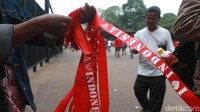Sebagian dari mereka datang dengan memakai ikat kepala bertuliskan Indonesia.