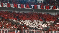 Suporter timnas Indonesia yang memadati GBK terus memberikan dukungan kepada Egy Maulana Vikri dkk.