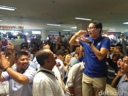 Diserbu Warga Surabaya, Sandiaga Naik Kursi Minta Izin Makan Dulu