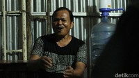 Seorang penontong merayakan gol yang dicetak timnas Indonesia.