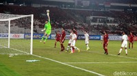Salah Zakaria Hasan berusaha mengamankan gawangnya dari serangan Garuda Muda.