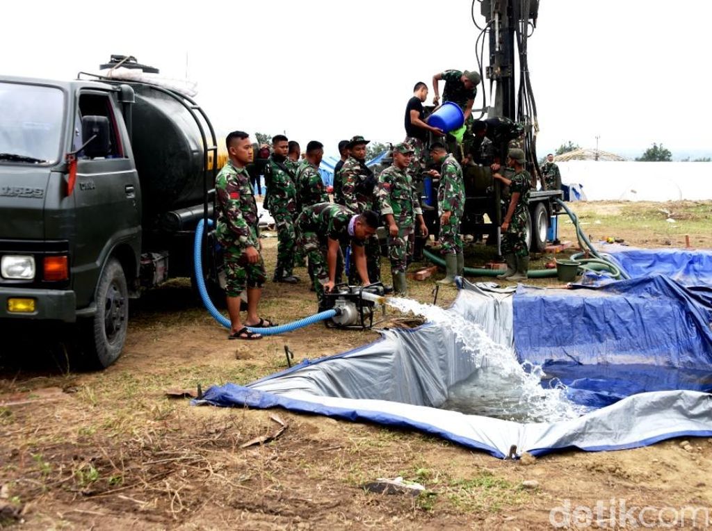 TNI Cari Mata Air di Petobo, Perkampungan yang Terkena Likuifaksi TNI Cari Mata Air di Petobo, Perkampungan yang Terkena Likuifaksi
