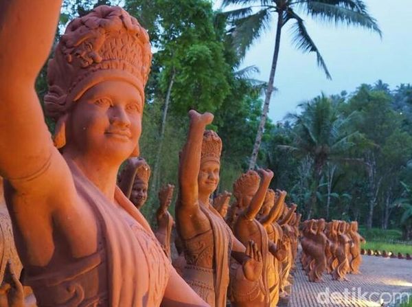 Foto: Taman 1.000 Penari Gandrung di Banyuwangi