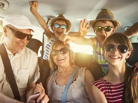 Cara Menyikapi Beda Gaya Parenting Ortu Milenial dan Generasi Baby Boomer
