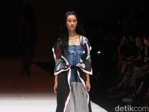 Ketika Batik dan Tenun Dituangkan dalam Gaya Jepang di JFW 2019 Ketika Batik dan Tenun Dituangkan dalam Gaya Jepang di JFW 2019
