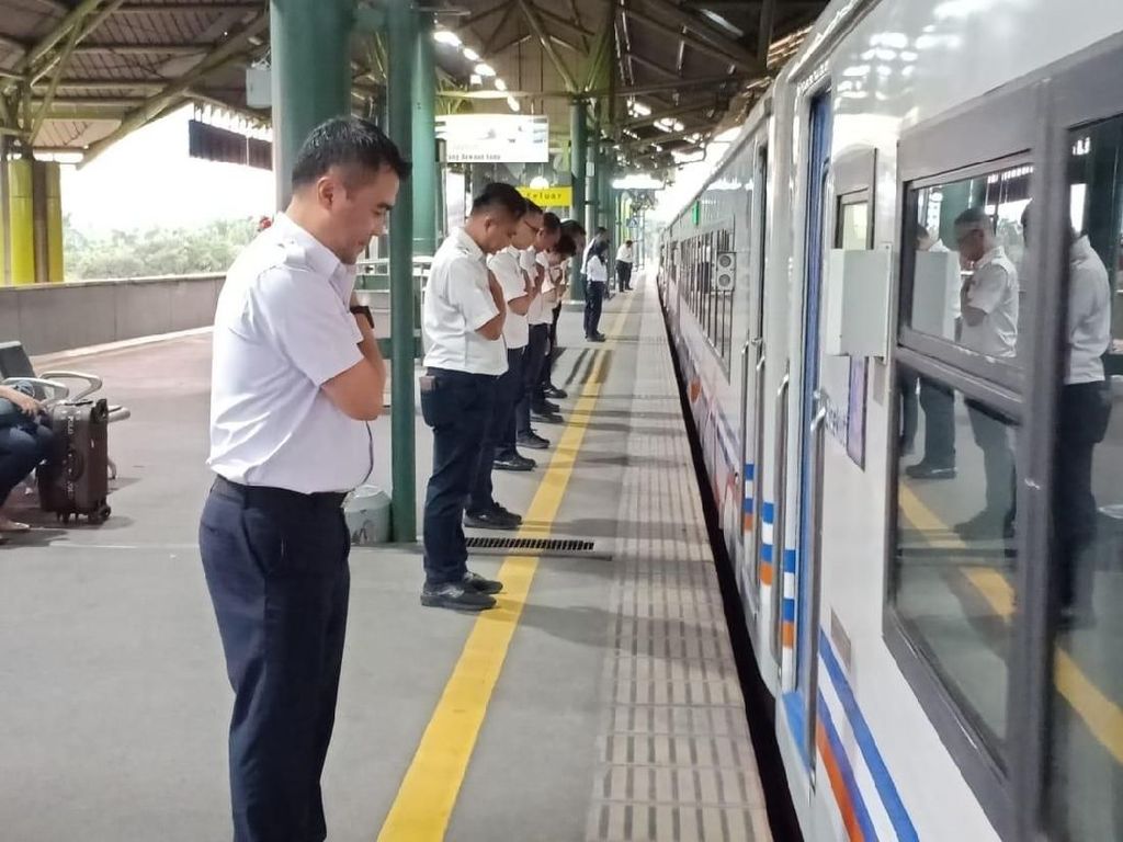 Tak Cuma Porter, Petinggi KAI Juga Menunduk Saat Kereta Berangkat Tak Cuma Porter, Petinggi KAI Juga Menunduk Saat Kereta Berangkat
