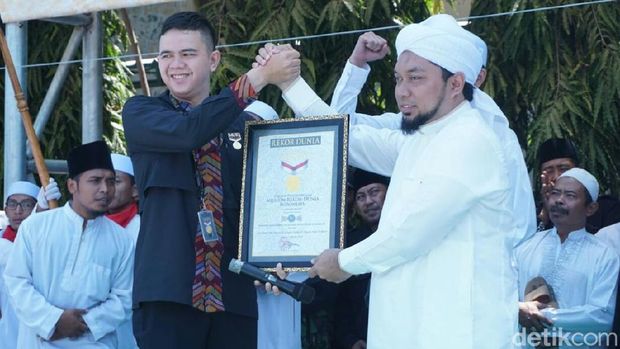 Kaligrafi Pancasila Karya Santri Situbondo Pecahkan Rekor MURI