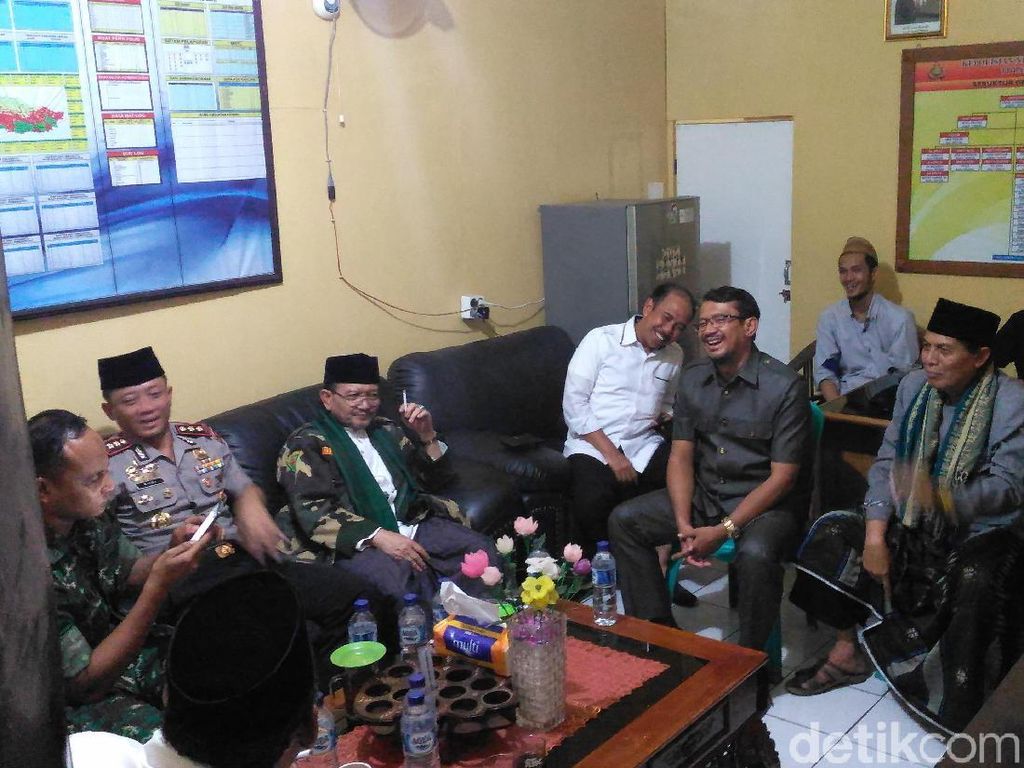 Wabup Garut-Ketua MUI Bahas Pembakaran Bendera Berkalimat Tauhid Wabup Garut-Ketua MUI Bahas Pembakaran Bendera Berkalimat Tauhid