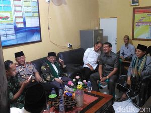 Wabup Garut-Ketua MUI Bahas Pembakaran Bendera Berkalimat Tauhid Wabup Garut-Ketua MUI Bahas Pembakaran Bendera Berkalimat Tauhid