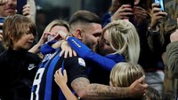 Mauro Icardi merayakan kemenangan dengan mencium Wanda. Bagi Icardi, ini adalah gol kelima dalam Derby Milan serta yang keempat di Serie A setelah seret gol di awal musim. (Stefano Rellandini/Reuters)