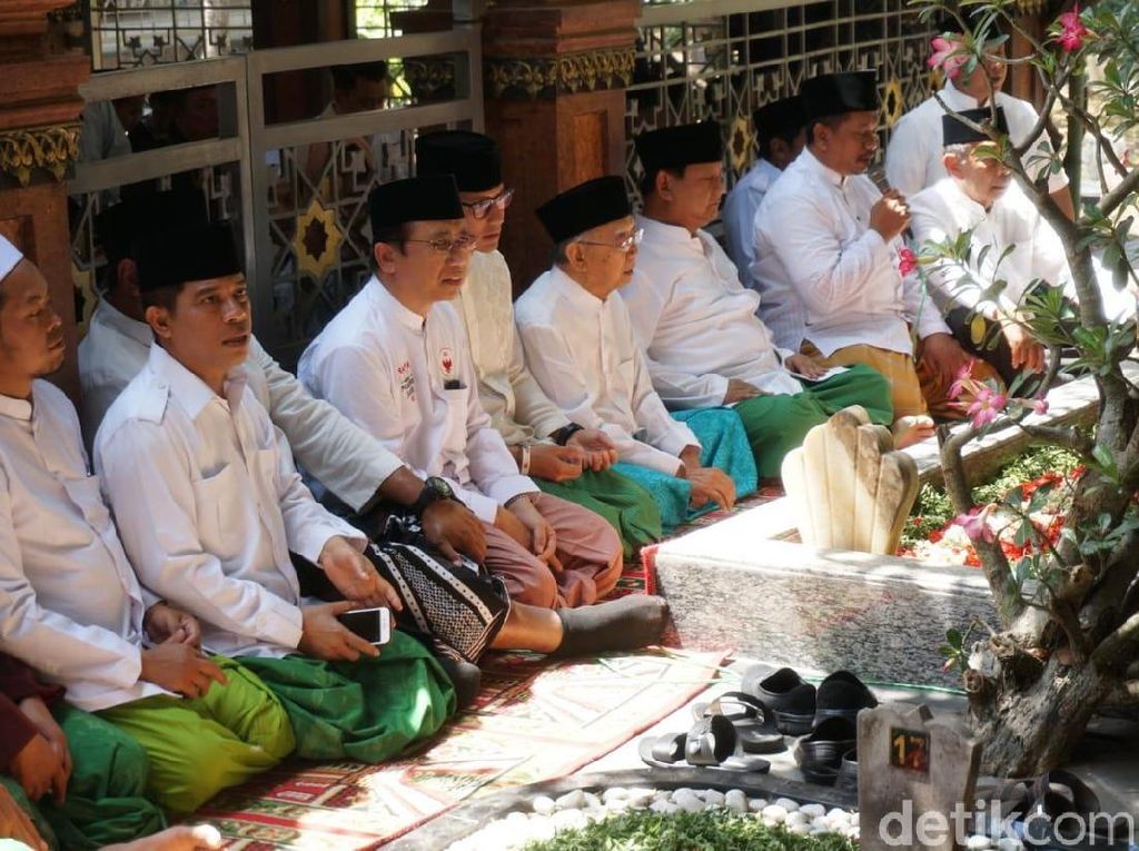 Prabowo-Sandiaga Napak Tilas Resolusi Jihad ke Makam Pendiri NU Prabowo-Sandiaga Napak Tilas Resolusi Jihad ke Makam Pendiri NU