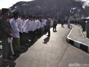 Apel Besar Hari Santri, Pegawai Pemkot Malang Sarungan Apel Besar Hari Santri, Pegawai Pemkot Malang Sarungan