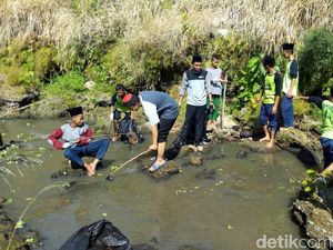 Turun ke Sungai, Ratusan Santri di Ponorogo Bersih-bersih Sampah Turun ke Sungai, Ratusan Santri di Ponorogo Bersih-bersih Sampah