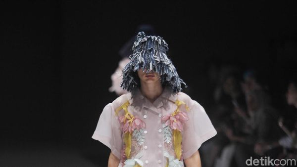 Foto: Koleksi Busana Toton Januar yang Dibuat dari Limbah Plastik