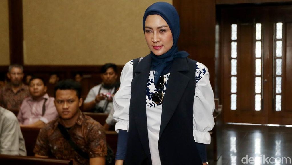 Ekspresi Steffy Burase Saat Bersaksi untuk Bupati Nonaktif Ahmadi Ekspresi Steffy Burase Saat Bersaksi untuk Bupati Nonaktif Ahmadi