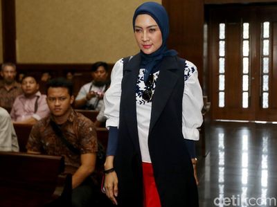 Ekspresi Steffy Burase Saat Bersaksi untuk Bupati Nonaktif Ahmadi
