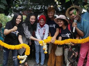 Saat Artis Ayushita Kesengsem Pasar Botani di Lombok Barat