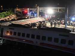 Video: Kereta Tergelincir di Taiwan, 18 Orang Tewas