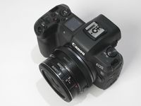 EOS R dan lensa DSLR Canon EF 40mm f/2.8 dengan adaptor
