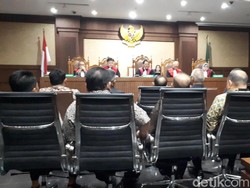 Saat Sesama Anggota DPRD Jambi Beda Keterangan di Sidang Zumi Zola