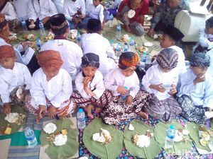 1. 240 Nasi Urap Beralas Daun Jati Disantap Santri di Kudus 1. 240 Nasi Urap Beralas Daun Jati Disantap Santri di Kudus