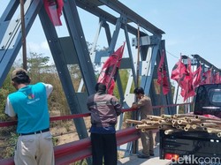 Panwas Blitar Cabut Paksa Puluhan APK